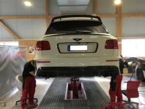 Vorbereitung zur Umlackierung der Bremssättel