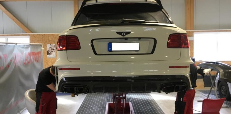 Vorbereitung zur Umlackierung der Bremssättel